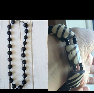 🥳3/$16🥳Beautiful beaded necklace and stretchy wooden bracelet.